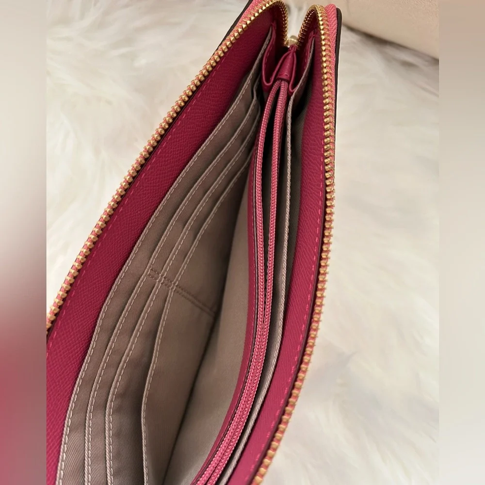 🔥NWT🔥 Coach XL Long Leather Wallet with Detachable Wrist Strap, Elegant Stylish